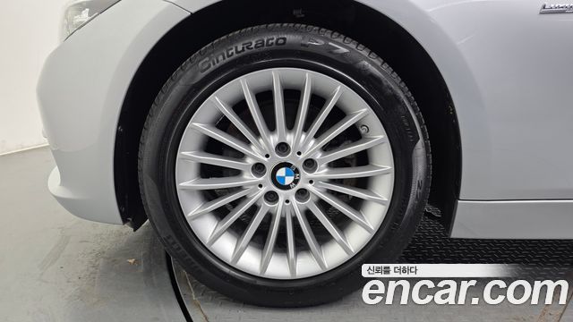 BMW 3-Series 320i Luxury