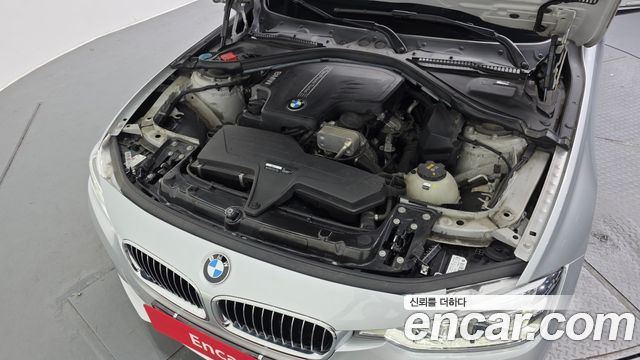 BMW 3-Series 320i Luxury