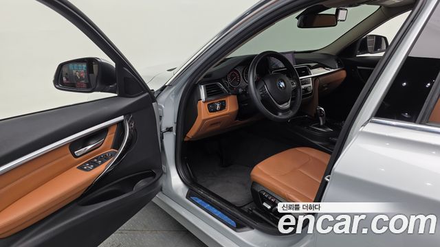 BMW 3-Series 320i Luxury