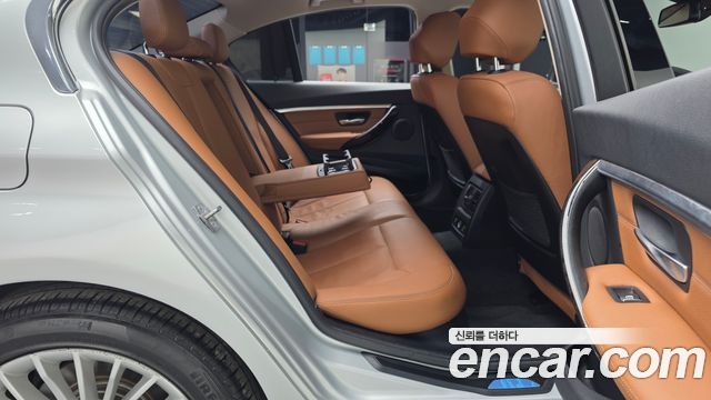 BMW 3-Series 320i Luxury