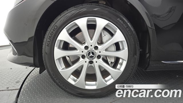 Mercedes-Benz E-Class E300 4MATIC Exclusive