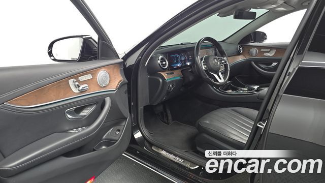 Mercedes-Benz E-Class E300 4MATIC Exclusive