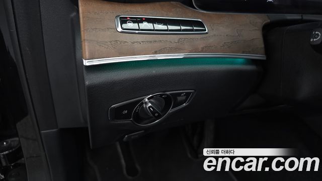 Mercedes-Benz E-Class E300 4MATIC Exclusive