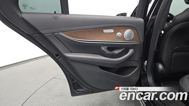 Mercedes-Benz E-Class E300 4MATIC Exclusive