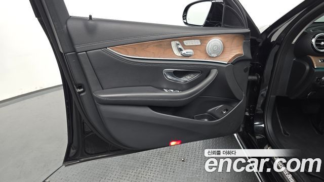 Mercedes-Benz E-Class E300 4MATIC Exclusive