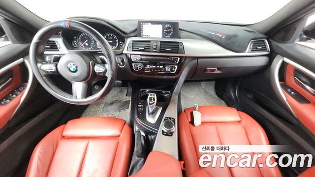 BMW 3-Series 330i M Sport Shadow