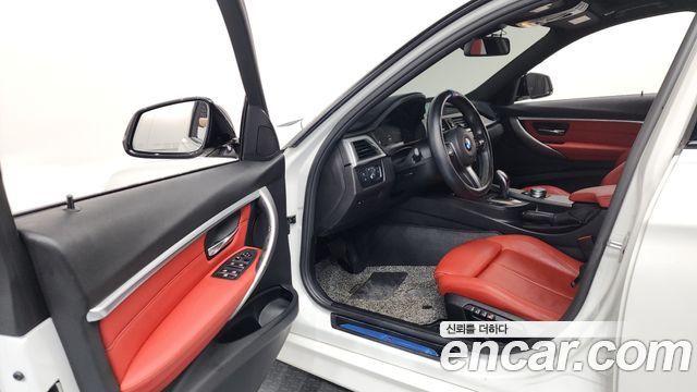BMW 3-Series 330i M Sport Shadow