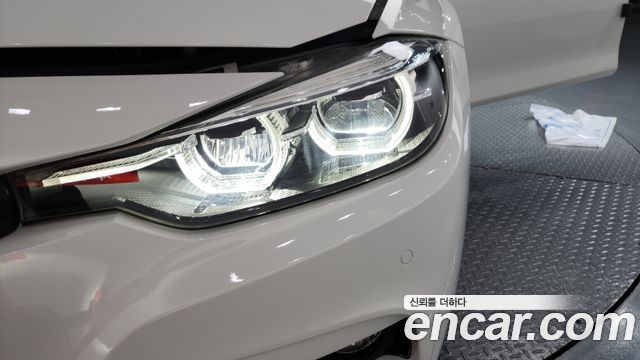 BMW 3-Series 330i M Sport Shadow