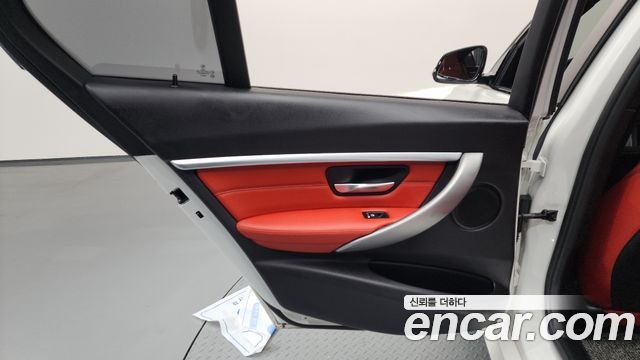 BMW 3-Series 330i M Sport Shadow