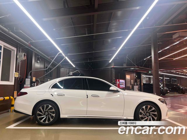 Mercedes-Benz E-Class E300 4MATIC Exclusive
