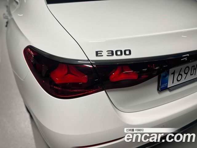 Mercedes-Benz E-Class E300 4MATIC Exclusive