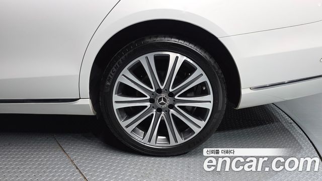 Mercedes-Benz E-Class E300 4MATIC Exclusive