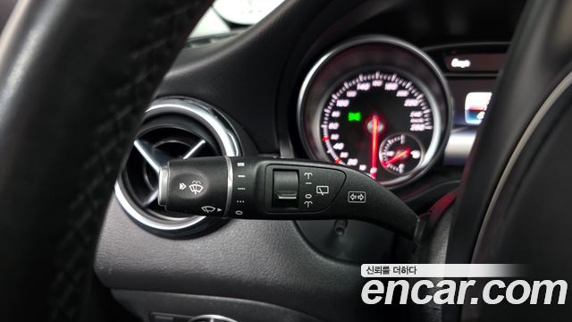 Mercedes-Benz GLA-Class GLA220