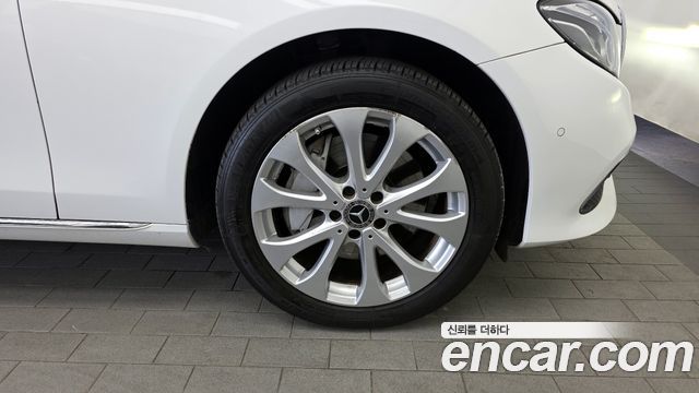 Mercedes-Benz E-Class E300 4MATIC Exclusive