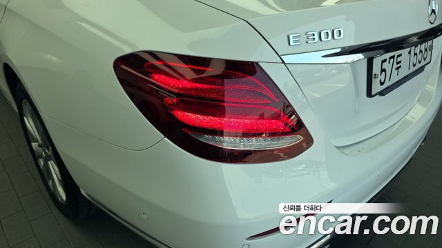 Mercedes-Benz E-Class E300 4MATIC Exclusive