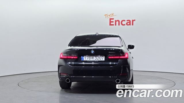 BMW 3-Series 320i