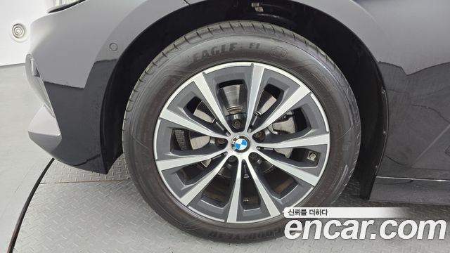 BMW 3-Series 320i