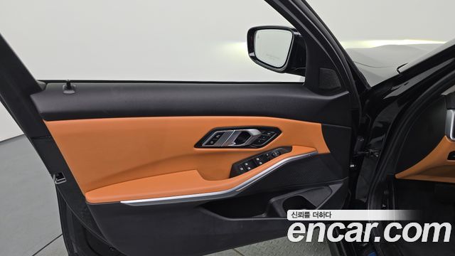 BMW 3-Series 320i