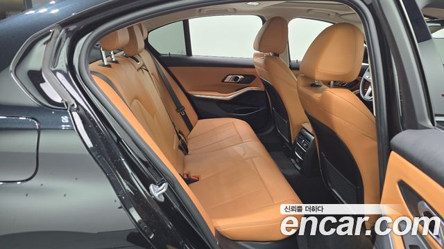 BMW 3-Series 320i