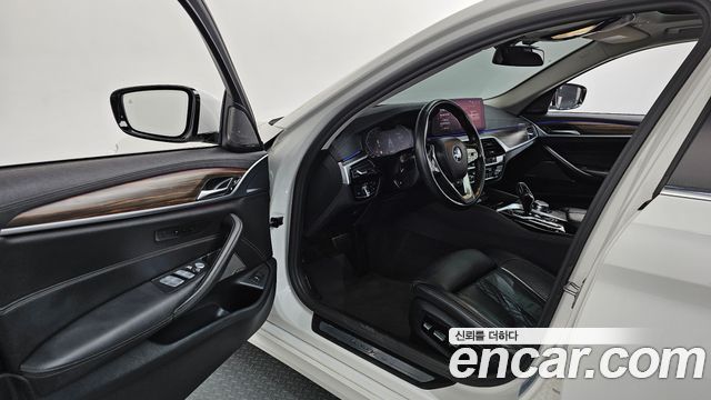BMW 5-Series 530i xDrive Luxury