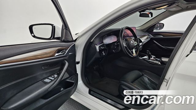 BMW 5-Series 530i xDrive Luxury