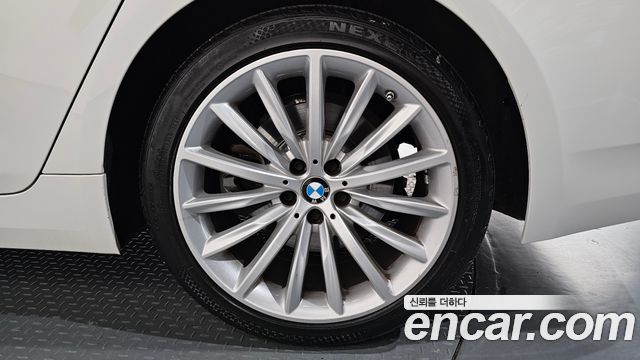 BMW 5-Series 530i xDrive Luxury