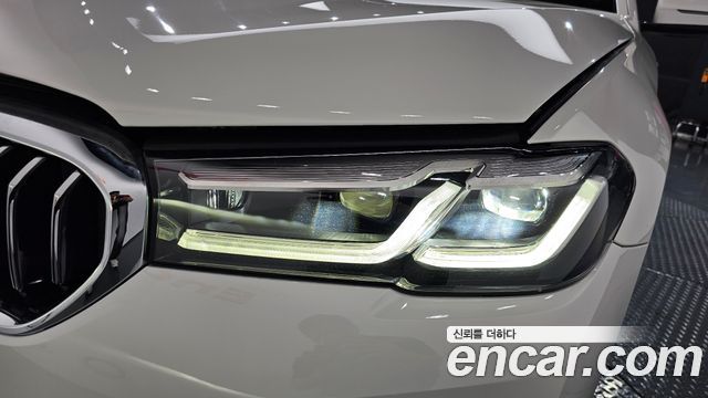 BMW 5-Series 530i xDrive Luxury