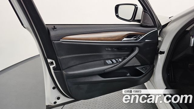 BMW 5-Series 530i xDrive Luxury
