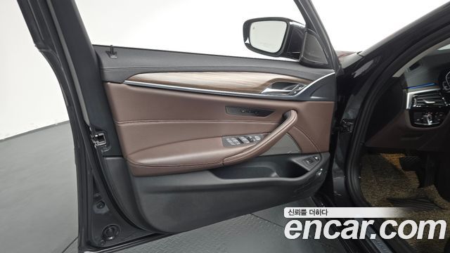 BMW 5-Series 530e Luxury