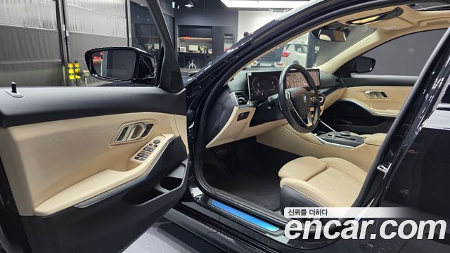 BMW 3-Series 320i