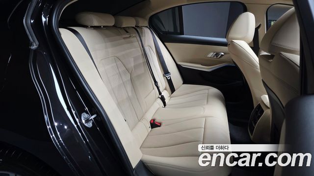 BMW 3-Series 320i