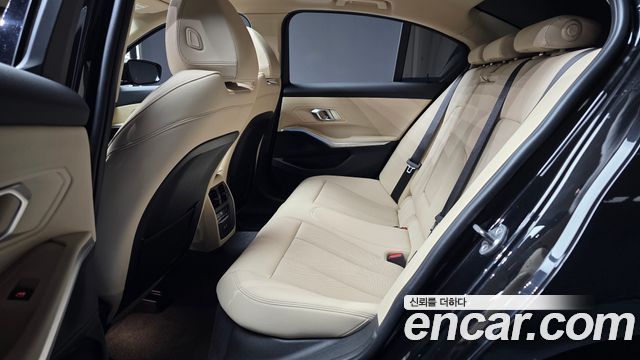 BMW 3-Series 320i