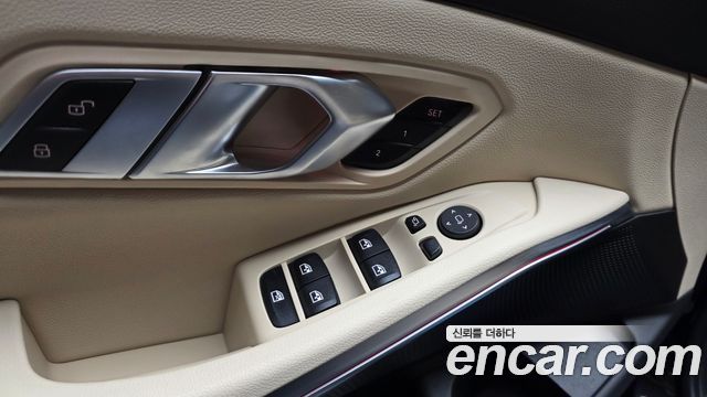 BMW 3-Series 320i