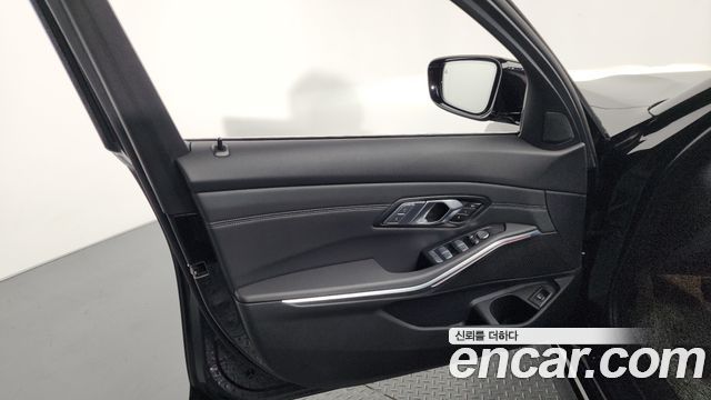 BMW 3-Series 320i Touring Luxury