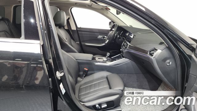 BMW 3-Series 320i Touring Luxury