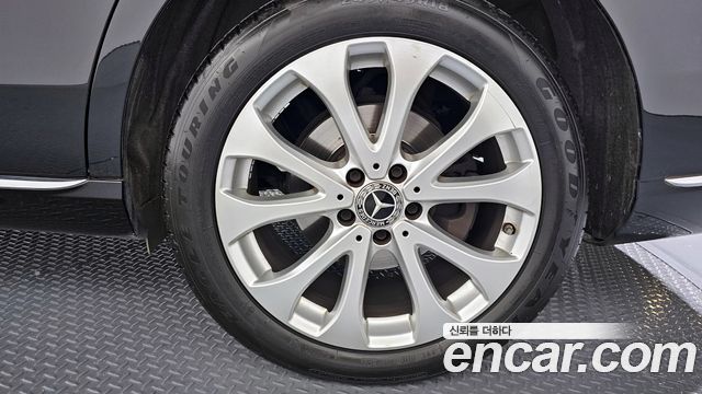 Mercedes-Benz E-Class E300 4MATIC Exclusive