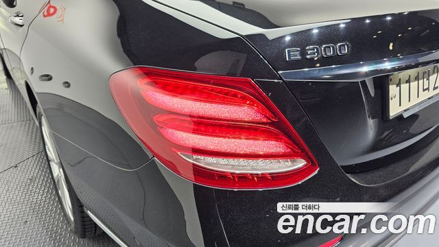 Mercedes-Benz E-Class E300 4MATIC Exclusive