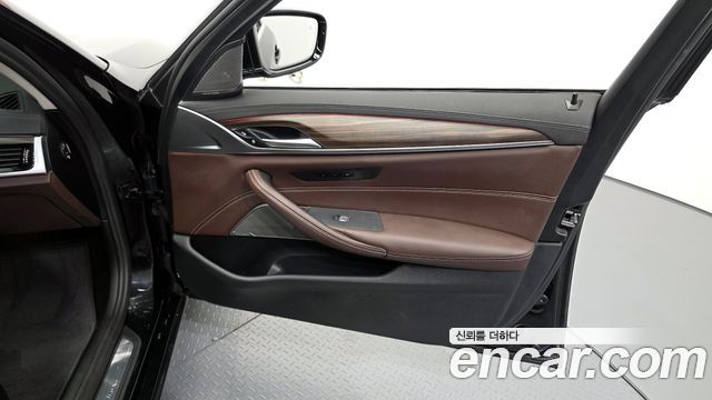 BMW 5-Series 530i Luxury