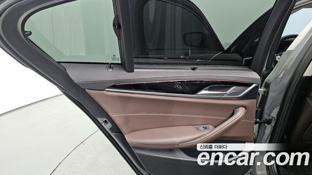 BMW 5-Series 523d xDrive Luxury