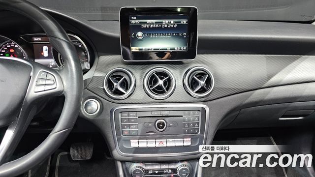 Mercedes-Benz GLA-Class GLA220