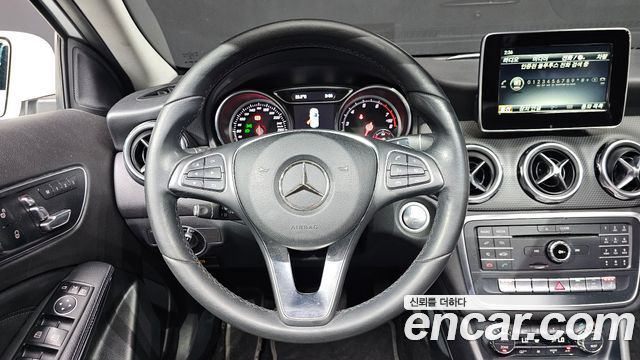 Mercedes-Benz GLA-Class GLA220