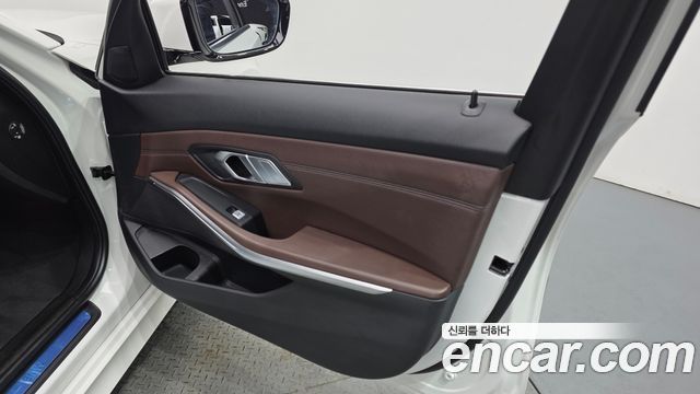 BMW 3-Series 330e Luxury
