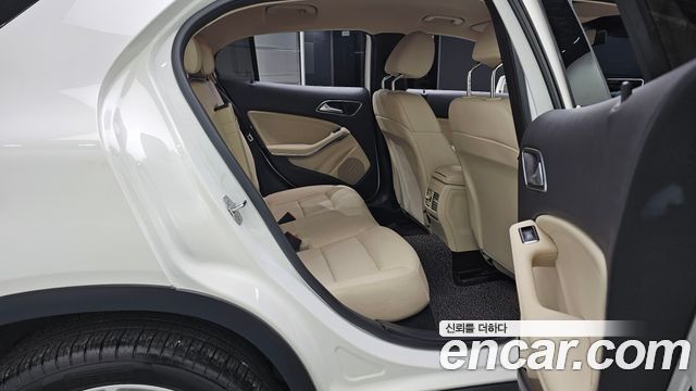 Mercedes-Benz GLA-Class GLA220