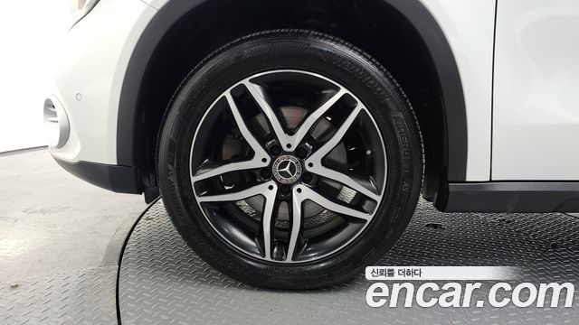 Mercedes-Benz GLA-Class GLA220