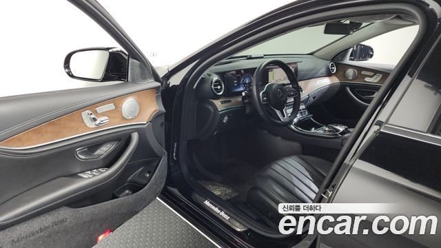 Mercedes-Benz E-Class E300 4MATIC Exclusive