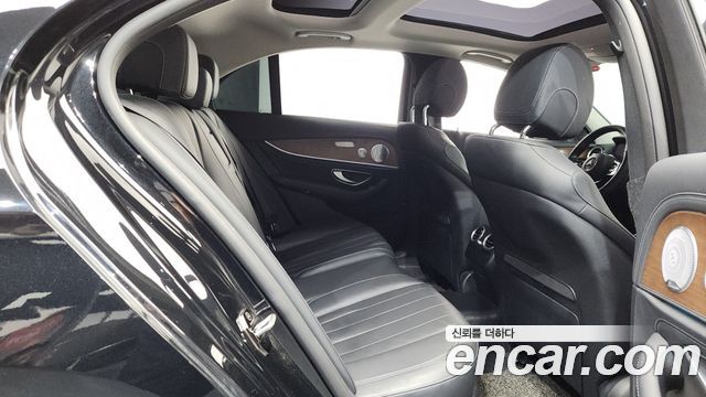 Mercedes-Benz E-Class E300 4MATIC Exclusive