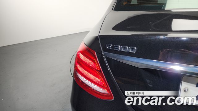 Mercedes-Benz E-Class E300 4MATIC Exclusive