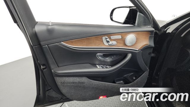 Mercedes-Benz E-Class E300 4MATIC Exclusive