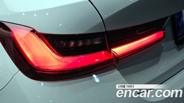 BMW 3-Series 320i