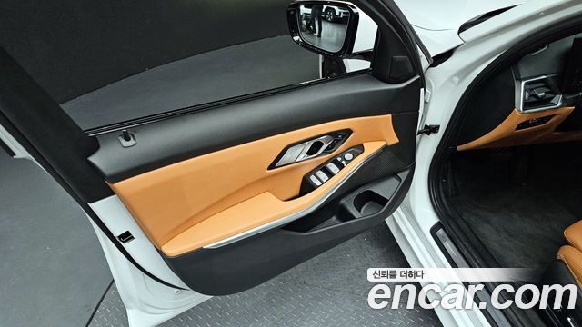 BMW 3-Series 320i
